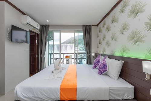 Кровать или кровати в номере The Chic Patong Hotel