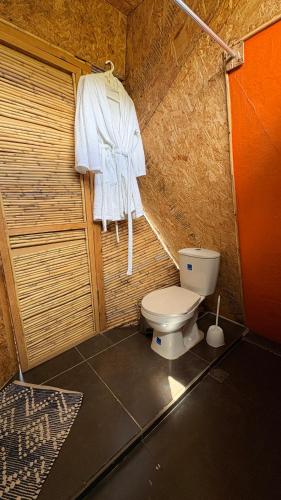a bathroom with a toilet in a room at Hotel, Glampings y Cabaña Magic Bungalow in Villa de Leyva