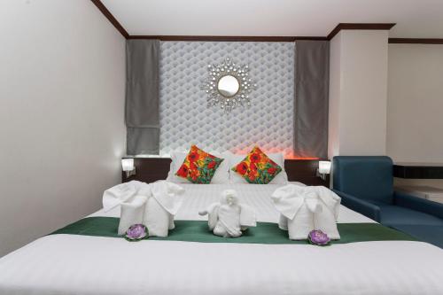 Кровать или кровати в номере The Chic Patong Hotel
