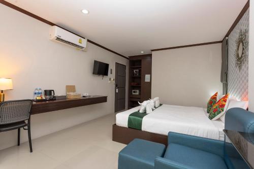 Телевизор и/или развлекательный центр в The Chic Patong Hotel