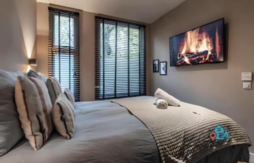 アムステルダムにあるPearl & Tulip 2BR with Free Parkingのベッドルーム1室(ベッド1台、壁に暖炉付)