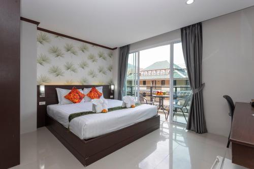 Кровать или кровати в номере The Chic Patong Hotel