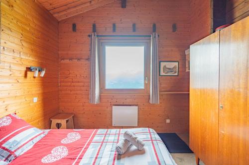 L'Écrin des Anges Chalet cosy, Ski et Vueにあるベッド