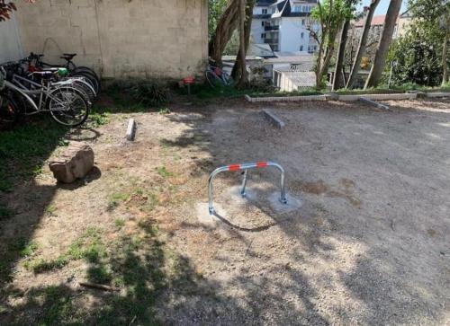 カーンにあるCharmant studio quartier Vaucelles à Caenの建物の隣の駐車場にある自転車ラック