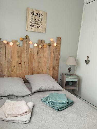 a bedroom with a bed with two towels on it at Appartement avec Vue sur Mer in Criel-sur-Mer