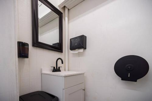 Φωτογραφία από το άλμπουμ του Furnished Glamping Tent/Red River Access/King Bed σε Slade