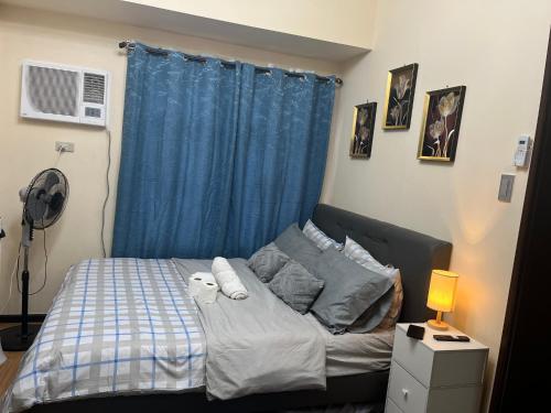 Postel nebo postele na pokoji v ubytování Bayfront Suite at The Radiance Manila Bay Near Airport, PICC, MOA, OKADA, Pet Friendly And Free Pool Access