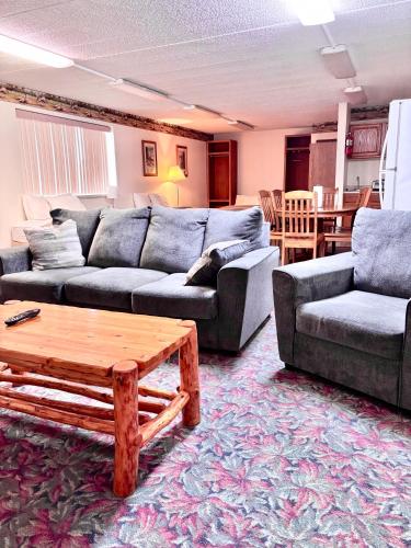 a living room with couches and a coffee table at Dakota Inn in Huron