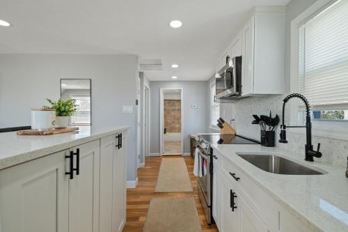 Кухня или мини-кухня в LunaVista's Cozy Corner, 1B&1Bth
