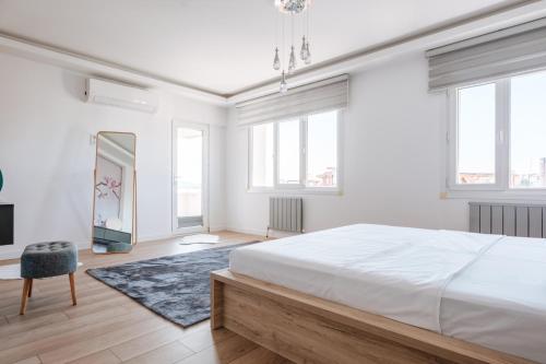 Ένα ή περισσότερα κρεβάτια σε δωμάτιο στο Sea View Flat w Terrace and Jacuzzi