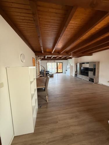 Gambar di galeri bagi HEU1- Spacious-City Apartment with Terrace in Heusenstamm di Heusenstamm