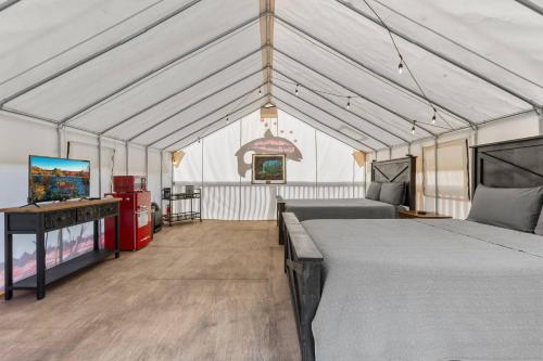 Postel nebo postele na pokoji v ubytování Furnished Glamping Tent/River Access/2 Queen Beds