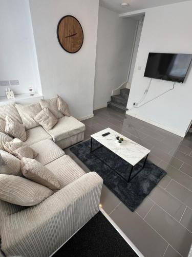 Μια τηλεόραση ή/και κέντρο ψυχαγωγίας στο Stylish home Sleeps 4 Close to CBS Arena & City Centre with Garden