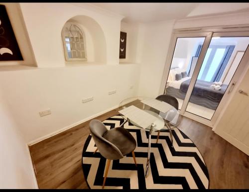 a living room with a table and chairs and a window at Kent 1 bedroom apartment 2 mins walk to Gravesend Station & Town Centre in Gravesend