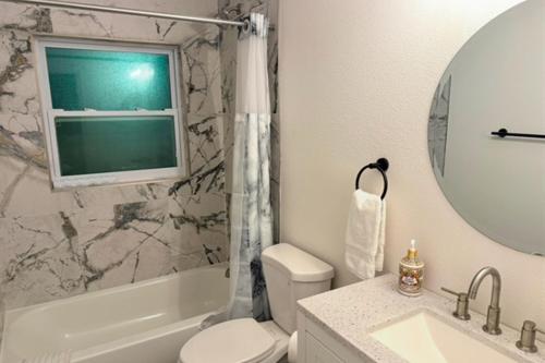 Ένα μπάνιο στο 3Bed2Bath Clearwater Beach Vacation Home with Heated Pool