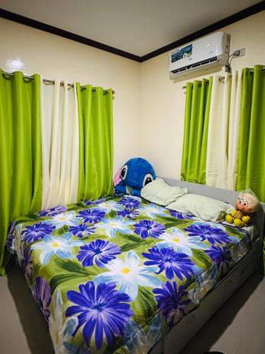 ein Schlafzimmer mit einem Bett, das mit Blumen bedeckt ist in der Unterkunft SMB place in Padada