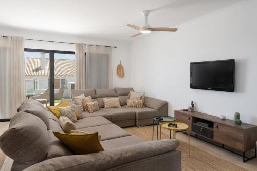 ein Wohnzimmer mit Couch und Flachbildfernseher in der Unterkunft MarAnteMar Refuge between Sea and Tranquillity in Pontinhas