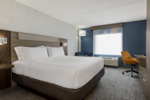 Un ou plusieurs lits dans un hébergement de l'établissement Holiday Inn Express & Suites Ottawa East-Orleans by IHG