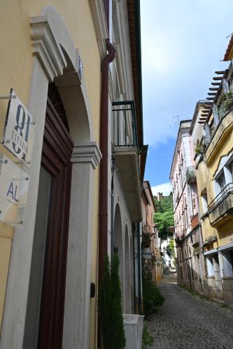 an alley with a building with a sign on it at ESTÚDIO 81 junto à Sinagoga in Tomar