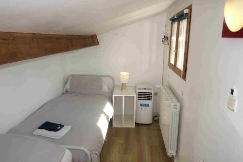 a small room with two beds and a window at Maison de charme avec jardin à 10mn de Paris in Nanterre