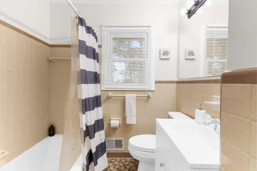Un baño con un inodoro blanco y un lavabo. en Park Drive Picturesque, en Center Point