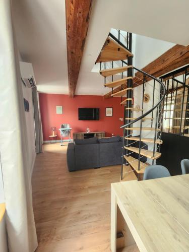 T3 Duplex with bike garage close