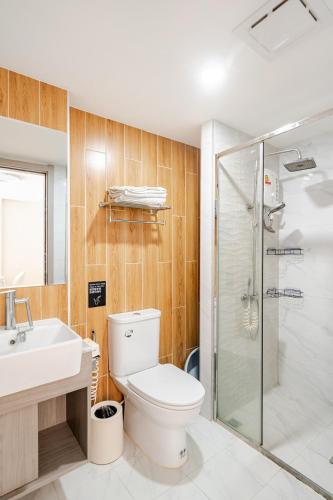 Bilik mandi di Chiang Mai A1 Super Large Pool Condominium cook allowed with swiming Pool landscape Condominium 1 bedroom
