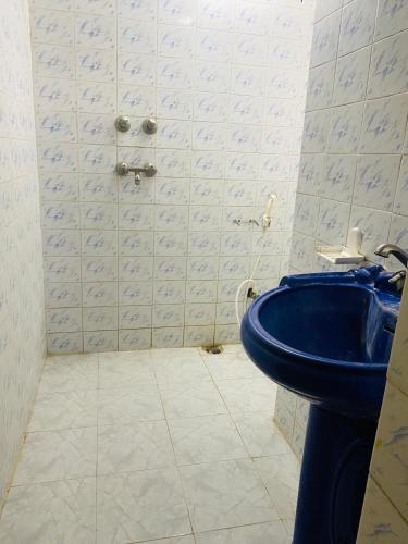 ブッダガヤにあるAnsari Houseのバスルーム(青いトイレ付)