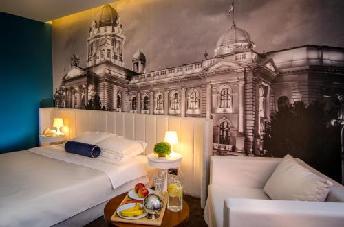 1 dormitorio con una foto de un edificio en la pared en Hotel Passport en Belgrado