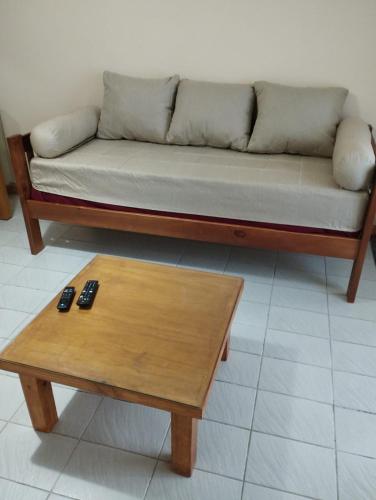 ein Wohnzimmer mit einer Couch und einem Couchtisch in der Unterkunft Oceana Suites Casas del Sur in Barrio Almirante Brown