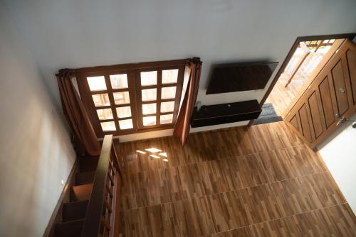 an overhead view of a room with wooden floors and doors at Pipa Golfinhos Pousada in Pipa