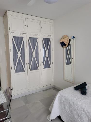Habitación agradable con baño individual