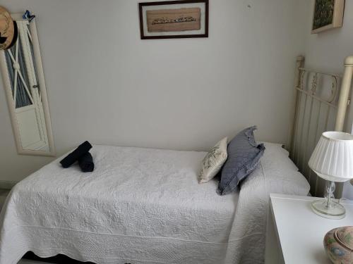 Habitación agradable con baño individual
