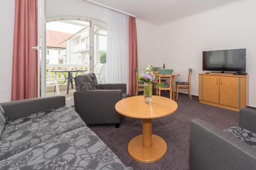 - un salon avec un canapé et une table dans l'établissement Strandhaus Belvedere, à Binz