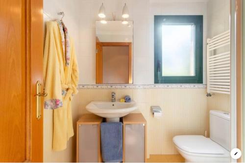 a bathroom with a sink and a toilet at Piso bonito cerca de la playa con piscina, jardín, gimnasio y garaje in Jávea