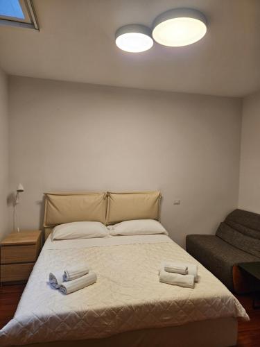 a bedroom with a bed with two towels on it at Dimore Pietrapenta Apartments, Suites & Rooms - Via Lucana 223, Via Piave 23, Via Chiancalata 16, Vico Fornaci 9 in Matera