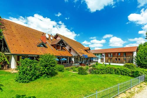 un gran edificio con una valla delante en Hotel Zum Forst, en Kranzberg