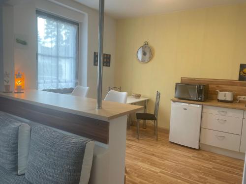 Кухня или мини-кухня в Ferienwohnung zum Stadtwald
