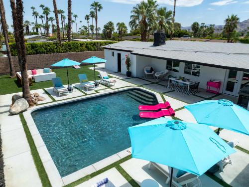 Πισίνα στο ή κοντά στο Starlite Safari Where Desert luxury Meets Mid Century Charm