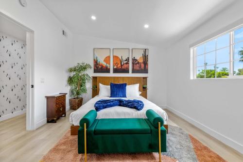 Voodi või voodid majutusasutuse Starlite Safari Where Desert luxury Meets Mid Century Charm toas