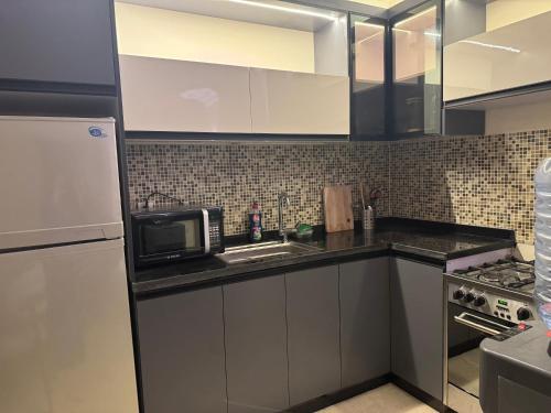 Dapur atau dapur kecil di شاليه فى قرية كورال هيلز