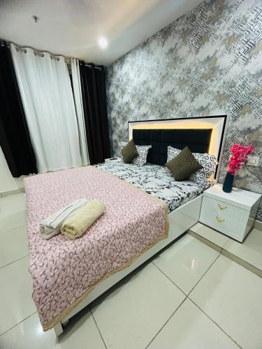 a bedroom with a pink bed and a wall at Ansh Abode Retreat in Zirakpur