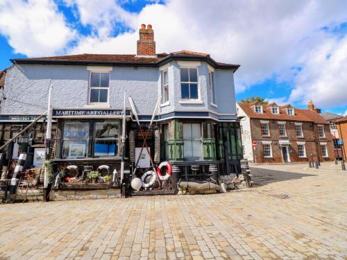 a house on a cobblestone street at Riverview in Hamble