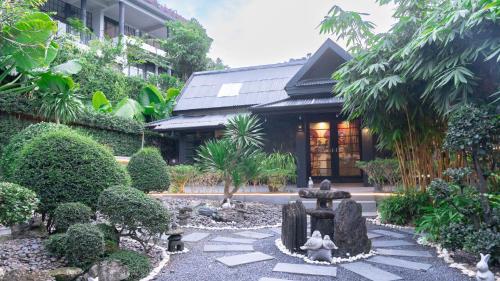 カマラビーチにあるJaokhun Hilltop Kamala, Phuketの建物前の像のある庭園