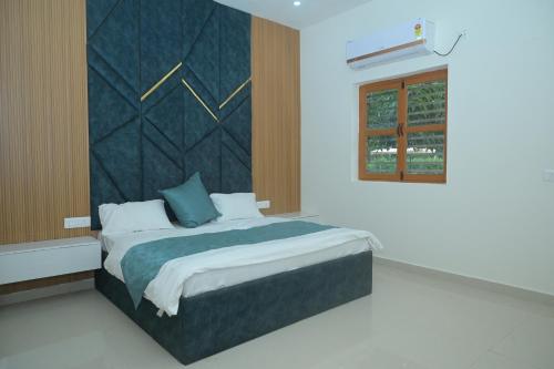 Katil atau katil-katil dalam bilik di Aravali Farm Gurgaon, 3 Bedroom Villa with Lawn Barbeque Grill and Pool
