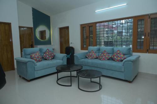 Ruang duduk di Aravali Farm Gurgaon, 3 Bedroom Villa with Lawn Barbeque Grill and Pool