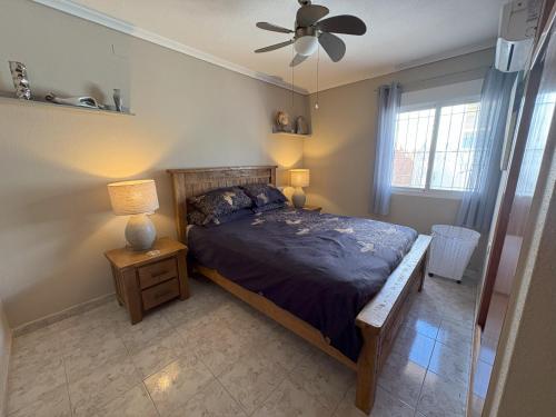 Ένα ή περισσότερα κρεβάτια σε δωμάτιο στο Casa Mariposa - Los Alcázares Bungalow