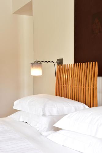 a bedroom with two white beds and a lamp at Pousada Convento de Arraiolos in Arraiolos