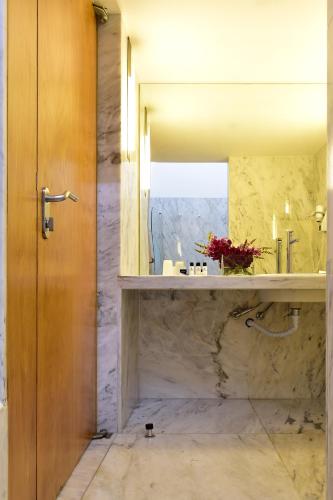 a bathroom with a sink and a mirror at Pousada Convento de Arraiolos in Arraiolos