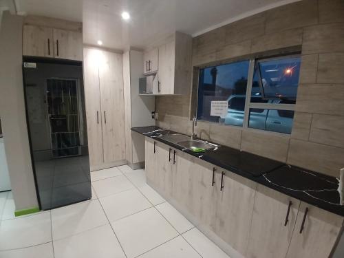 Η κουζίνα ή μικρή κουζίνα στο Neo & Ruks Guest House goodwood 4